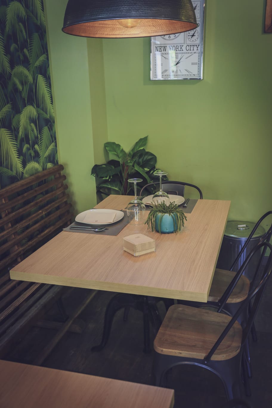 Mesa para dos, o para los que seáis, reserva tu comida o cena gourmet en @el.veinticuatro